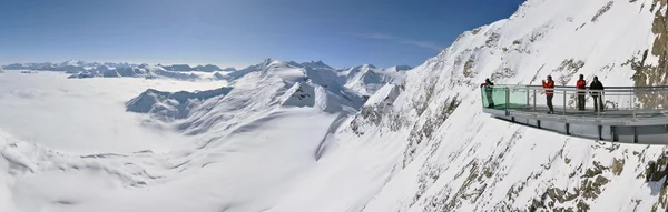 Ski resort panorama in de Oostenrijkse Alpen — Stockfoto
