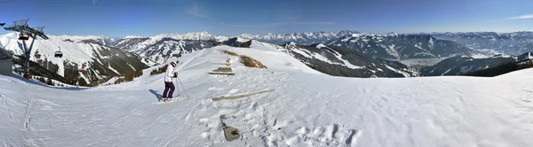 Ski resort panorama i de österrikiska Alperna — Stockfoto