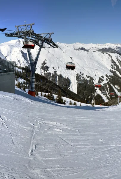 Alplerde kayak kaldırma — Stok fotoğraf