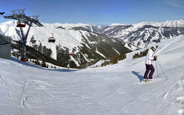 Panorama de la estación de esquí en los Alpes austríacos — Foto de Stock