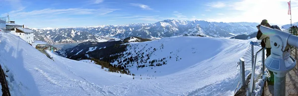 Ski resort panorama in de Oostenrijkse Alpen — Stockfoto
