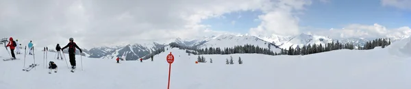 ऑस्ट्रियन अल्प्समध्ये स्की रिसॉर्ट पॅनोरामा — स्टॉक फोटो, इमेज