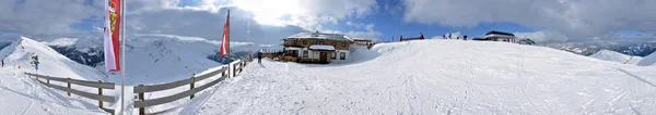 Skigebietspanorama in den österreichischen Alpen — Stockfoto