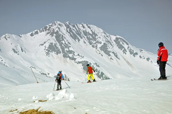 Esquiadores na encosta — Fotografia de Stock