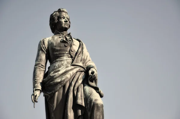 A estátua de Wolfgang Amadeus Mozart em Salzburgo, Áustria — Fotografia de Stock