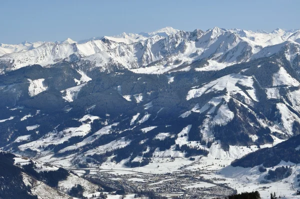 Estância de esqui Zell am See, Alpes austríacos no inverno — Fotografia de Stock