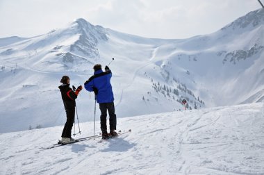 yamaç, Avusturya Alplerinde kayakçı