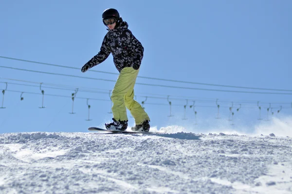 Сноубордист на склоне — стоковое фото