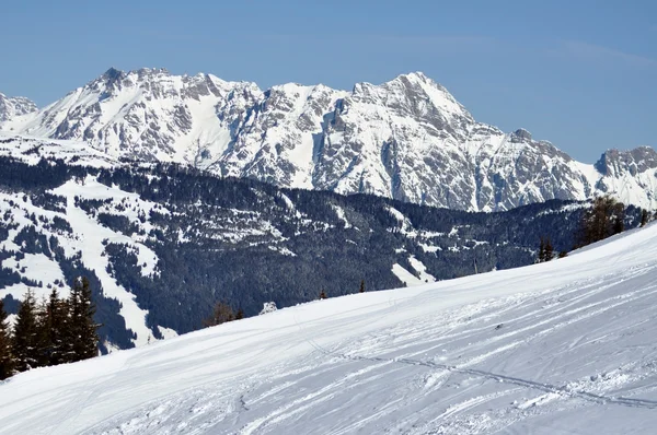 泽的冬天我看到奥地利阿尔卑斯山的滑雪胜地， — 图库照片