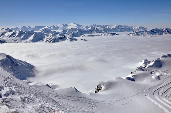 从 kitzsteinhorn 的高峰，靠近卡普伦滑雪斜坡冬季视图, — 图库照片