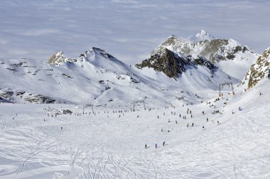 kitzsteinhorn yakınındaki kaprun, Avusturya Alpleri kayak merkezi içinde kayakçı