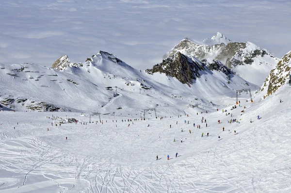Skiërs in kitzsteinhorn ski-oord in de buurt van kaprun, Oostenrijkse Alpen — Stockfoto