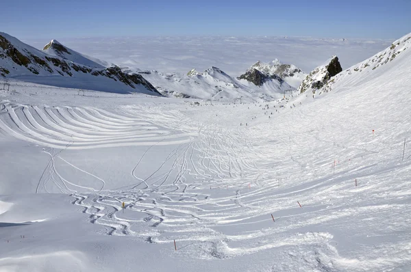在 kitzsteinhorn 滑雪场附近卡普伦，奥地利阿尔卑斯山的滑雪斜坡 — 图库照片