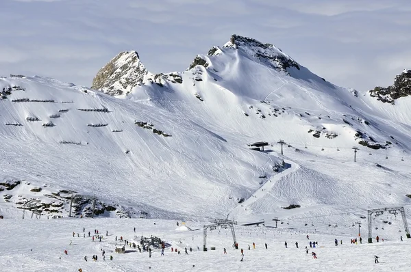 นักสกีในรีสอร์ทสกี Kitzsteinhorn ใกล้ Kaprun เทือกเขาแอลป์ออสเตรีย — ภาพถ่ายสต็อก