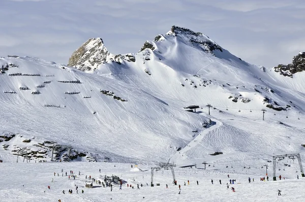 Skiers in Kitzsteinhorn ski resort near Kaprun, Austrian Alps — Stock Photo, Image