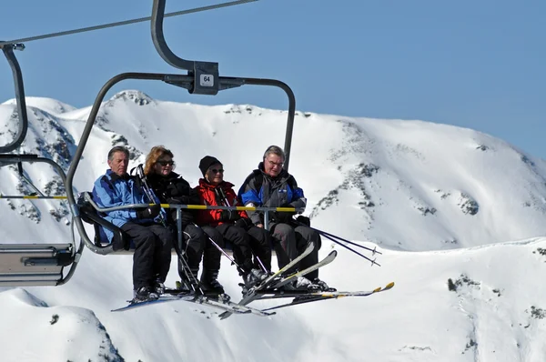 ZELL AM SEE – CCA. MARZO: Esquiadores no identificados subiendo con un — Foto de Stock