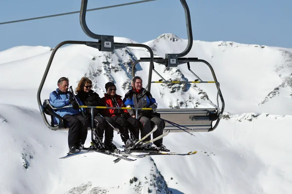 Zell Am See? CCA. Maart: Unidentified skiërs omhoog met een — Stockfoto