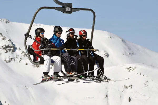 ZELL AM SEE – CCA. Неопознанные лыжники поднимаются с — стоковое фото