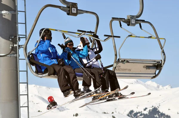 ZELL AM SEE – CCA. MARCH: Unidentified skiers going up with a — Stock Photo, Image