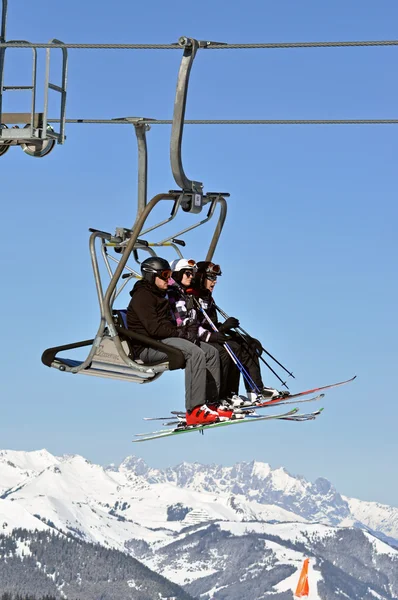 ZELL AM SEE – CCA. MARCH: Unidentified skiers going up with a — Stock Photo, Image