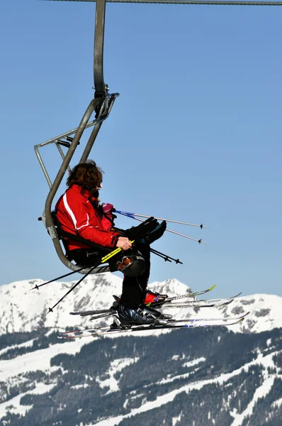 Zell Am See? CCA. Maart: Unidentified skiërs omhoog met een — Stockfoto