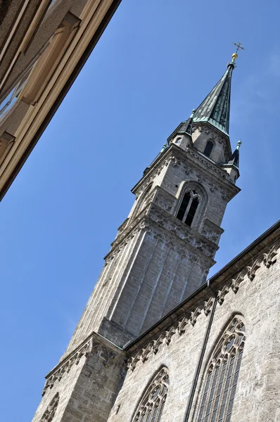 Gotische kerk, architectonische details in salzburg, Oostenrijk — Stockfoto