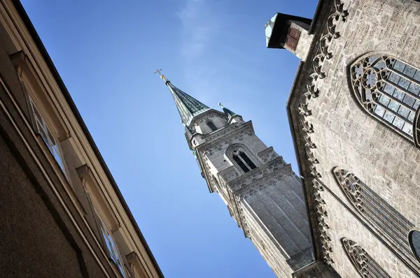 Gotische kerk, architectonische details in salzburg, Oostenrijk — Stockfoto