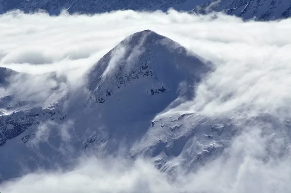 Krásný sníh krytý horský hřbet v rakouských Alpách — Stock fotografie