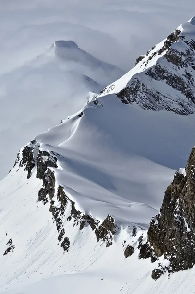 Красивый заснеженный горный хребет в австрийских Альпах — стоковое фото