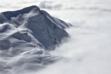 bulutlar ve sis yukarıda, güzel güneşli kış manzara al