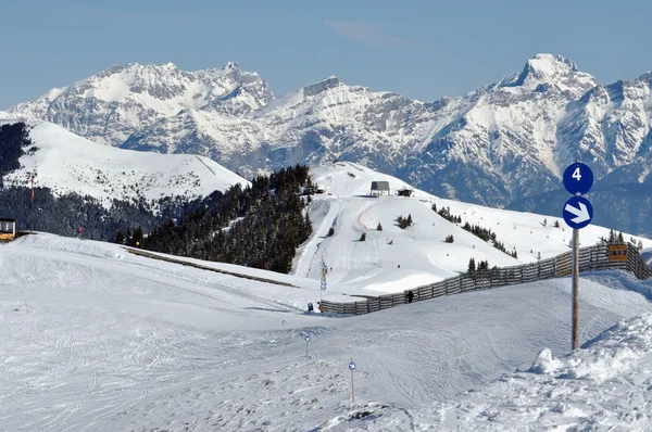 Estación de esquí Zell am See, Alpes austríacos en invierno — Foto de Stock