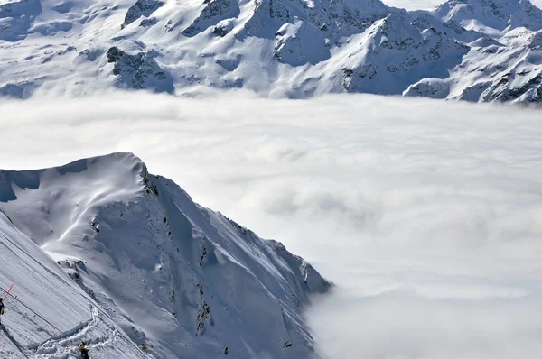 Wolken und Nebel darüber, schöne sonnige Winterlandschaft in der — Stockfoto