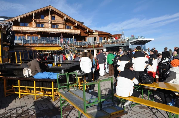 Free ride skiers enjoying afterparty in the Alps, Austria — Stock Photo, Image