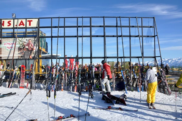 Esquiadores de passeio grátis desfrutando de pós-festa nos Alpes, Áustria — Fotografia de Stock