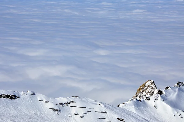 Nubes y niebla arriba, hermoso paisaje de invierno soleado en el Al — Foto de Stock
