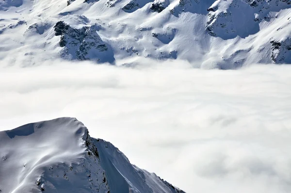 Nuvens e nevoeiro acima, bela paisagem ensolarada de inverno no Al — Fotografia de Stock