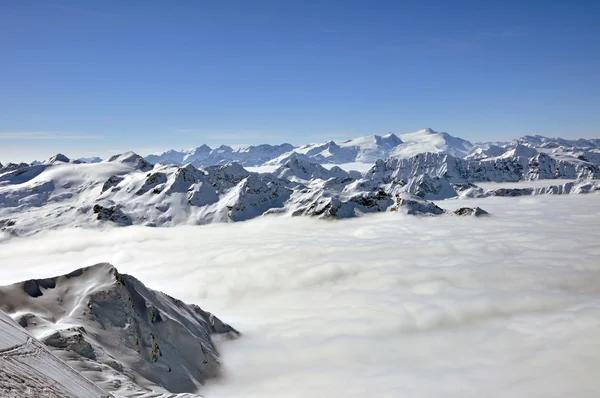 雲や霧、アルの美しい晴れた冬の風景の上 — ストック写真