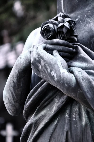 Statue de jeune fille tenant un bouquet de fleurs, cimetière de Salzbourg — Photo