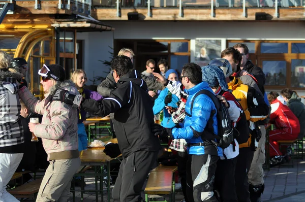 Gratis ritje skiërs genieten van afterparty in de Alpen, Oostenrijk — Stockfoto