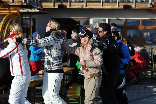 Zadarmo lyžařů těší afterparty v Alpách, Rakousko — Stock fotografie
