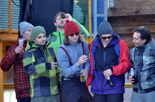 Gratis ritje skiërs genieten van afterparty in de Alpen, Oostenrijk — Stockfoto