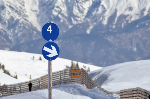 Uma pista de esqui azul com o número 4 — Fotografia de Stock