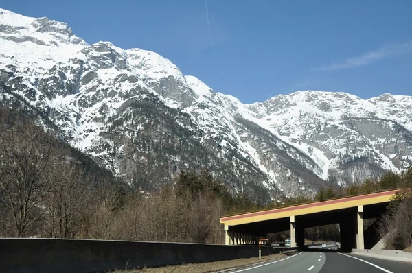 Estrada da montanha nos Alpes austríacos — Fotografia de Stock