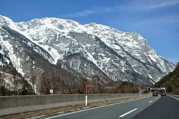 Berg snelweg in de Oostenrijkse Alpen — Stockfoto