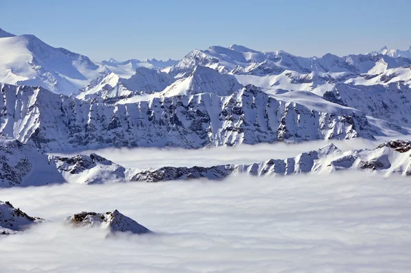 Cime sopra le nuvole, inverno nelle Alpi austriache — Foto Stock