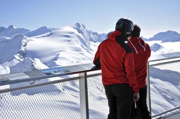 Skidåkare njuter av vintern bergspanorama på kitzsteinhorn pe — Stockfoto