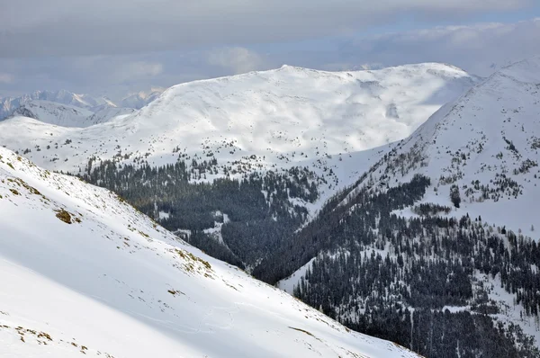 Ski resort Saalbachu, Rakouské Alpy v zimě — Stock fotografie