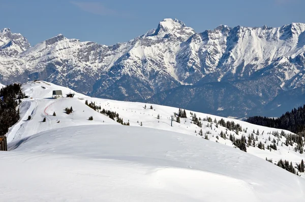 Estância de esqui Zell am See, Alpes austríacos no inverno — Fotografia de Stock