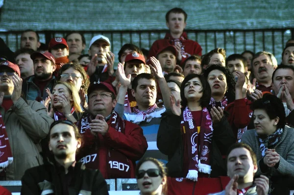 Partidarios de CFR Cluj, Rumania en un partido de fútbol — Foto de Stock
