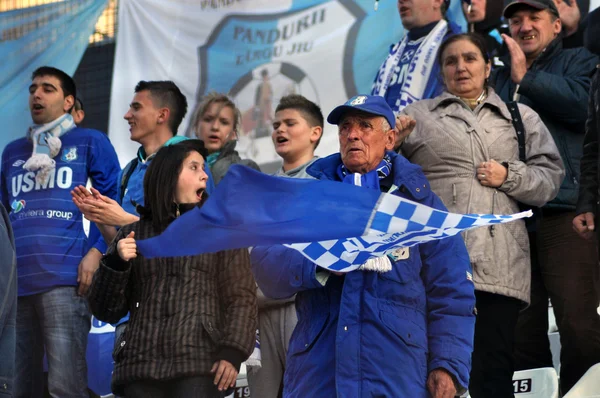 Los partidarios de Pandurii Targu Jiu en un partido de fútbol — Foto de Stock